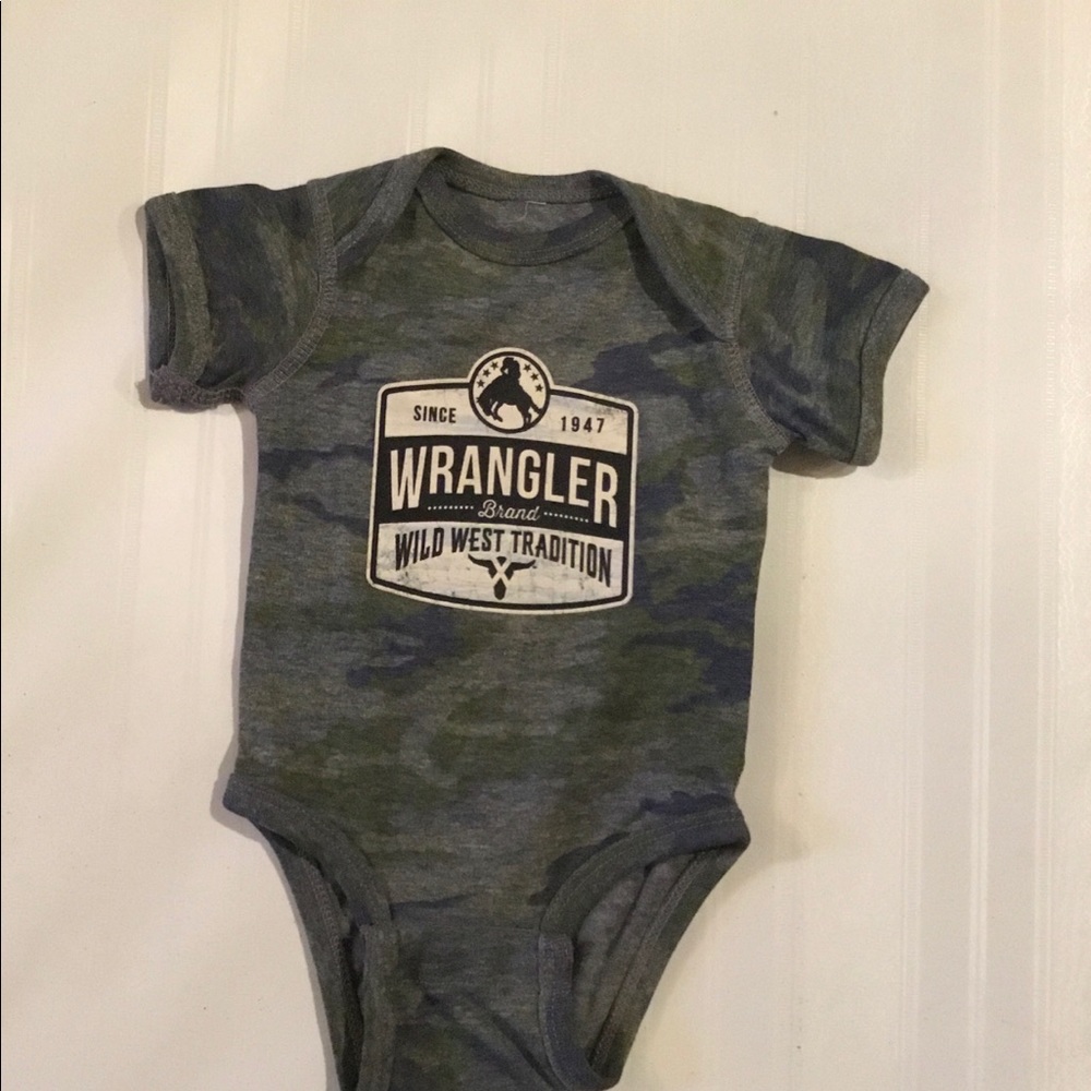 Wrangler camo onesie. Newborn. NWOT